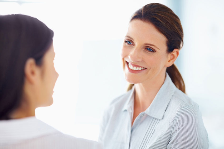 Vital-Zentrum Glotz für Ärzte und Kliniken Beratungsgespräch zwischen zwei lächelnden Frauen im Medizinumfeld